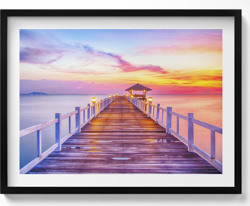 Hölzerne Brücke im Hafen– Wandbild mit Rahmen – Gerahmtes Bild – Wanddekoration – 80x60 cm – Schwarz Rahmen