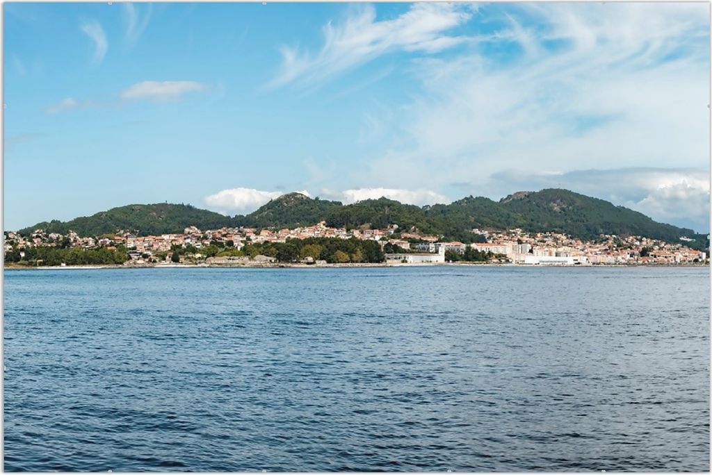 Wallario Wandbild Stadt zwischen Bergen und Meer, Größe: 61 x 91,5 cm, Poster mit rahmenlosen Bildhalter