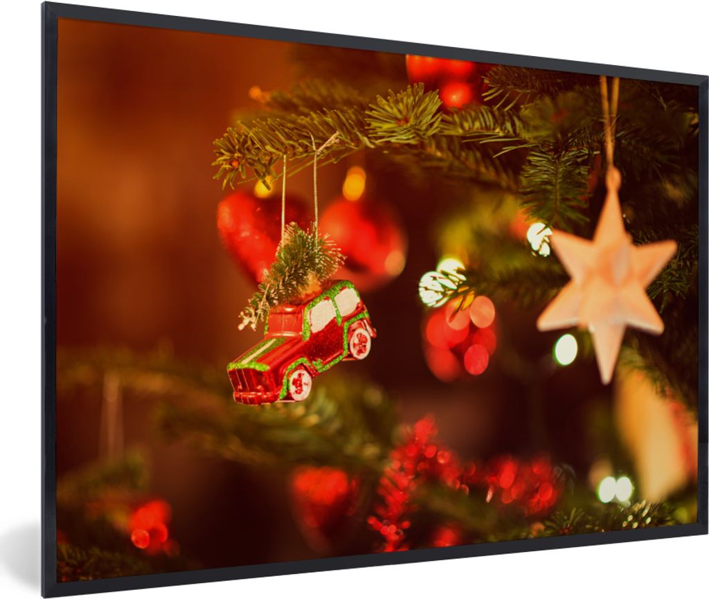 MuchoWow MuchoWow Gerahmtes Poster Kleines Auto hängt im Weihnachtsbaum 30x20 cm - Poster mit zchwarzem Bilderrahmen - Kunstdruck - Bild-Poster