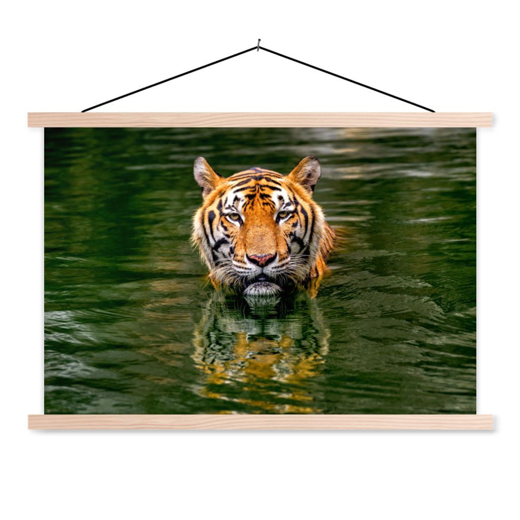 MuchoWow Textilposter Tiger im Wasser 120x80 cm mit holzfarbenen Rahmen - Aufhängeset