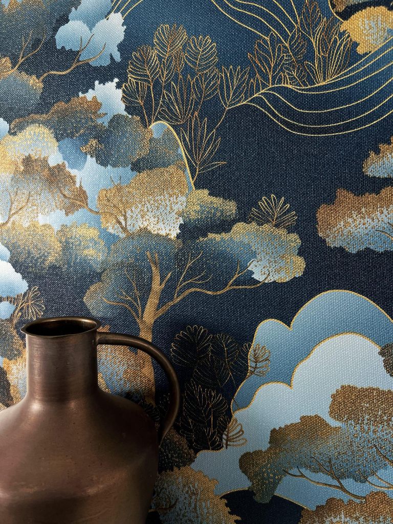 NEWROOM Tapete Blau Vliestapete Bäume - Mustertapete Modern Dunkelblau Gold Blätter Wolken Botanisch Asiatisch Floral
