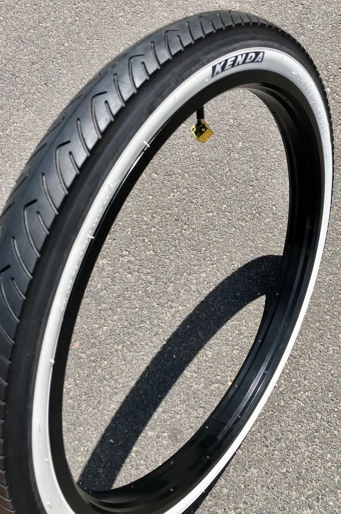 Pneu Kenda Kraze 26 x 2.125 Design Moto Noir à Flanc Blanc pour Vélo