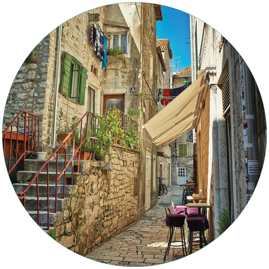 Wallario Premium Glasbild, freischwebende Optik, kräftige Farben, rund 50cm Durchmesser, Motiv Romantische Gasse in Kroatien mitten in der Stadt