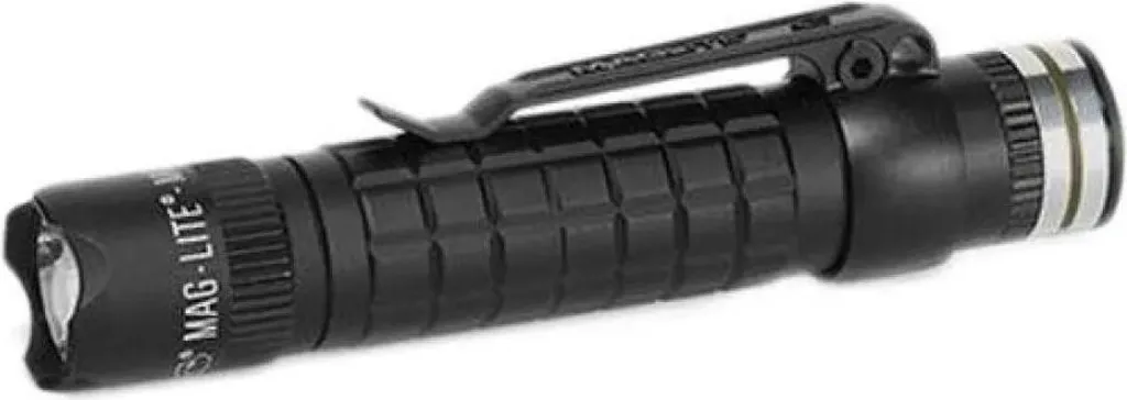Lampe Rechargeable Mag-Tac Noir Lunette Crantée pour Sécurité et Tactique
