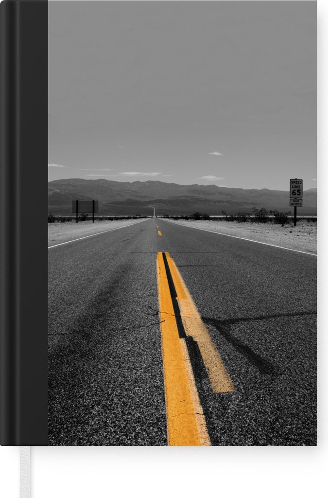 MuchoWow Notizbuch Tagebuch Haushaltsbuch Notebook A5 Schwarz-Weiß-Foto einer Straße mit gelben Linienmarkierungen - Notizblock - Notizheft - N...