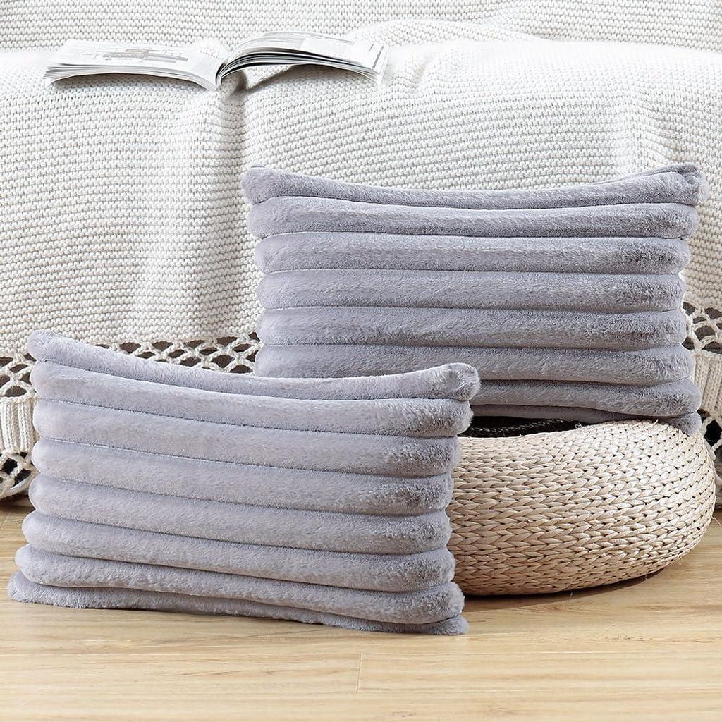 Set mit 2 dekorativen Kissenbezügen aus Kunstfell, weich und flauschig mit Streifenmuster für Sofa und Schlafzimmer, Muschelgrau, 30 x 50 cm