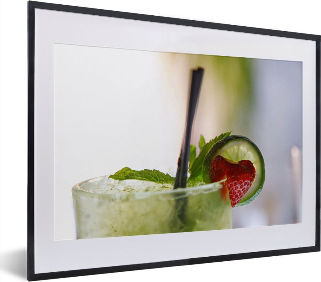 MuchoWow MuchoWow Gerahmtes Poster Nahaufnahme eines Glases Mojito, dekoriert mit Eis, Minze, Erdbeere und Limette 40x30 cm - Poster mit zchwar...