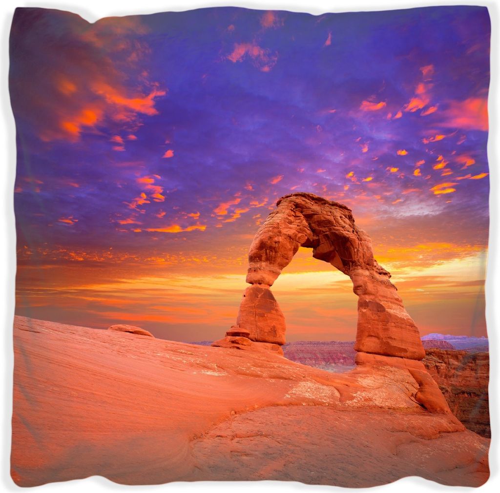 Wallario Premium Kissen, weiche Oberfläche, mit Motiv Steinbogen vor einem farbenfrohen Himmel in lila-rot, Größe: 60 x 60 cm, mit weißer Rück...