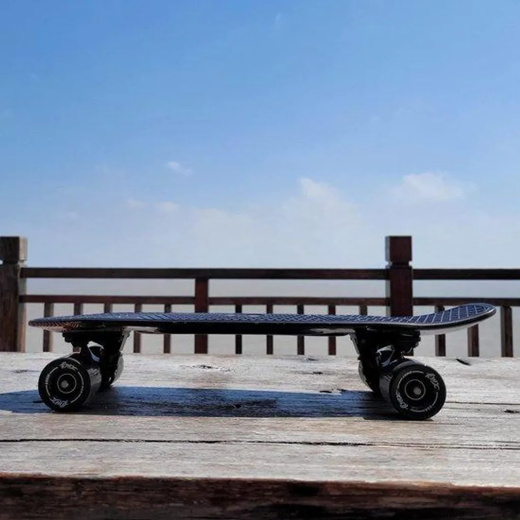 Skate Mini-cruiser 22 pouces Flammes pour trajets courts en ville