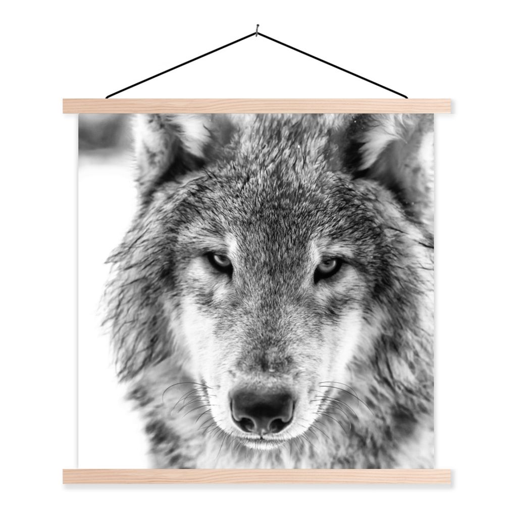 MuchoWow Textilposter Wolf im Winter in Schwarz und Weiß 60x60 cm mit holzfarbenen Rahmen - Wanddekoration