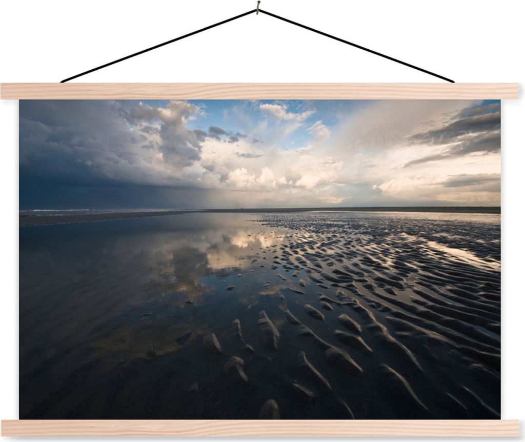MuchoWow Textilposter Blick auf das dunkle Wasser bei Terschelling 60x40 cm mit holzfarbenen Rahmen - Bilder
