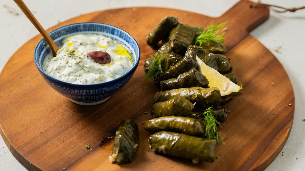 Jochen Schweizer Online Kochkurs mit Lazaros Kapageoroglo (Griechisch); Erlebnis verschenken oder selbst erleben; Gutschein gültig für 1 Person