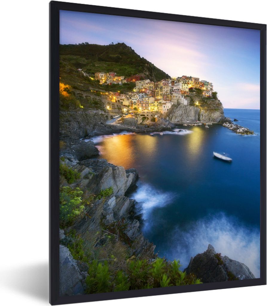 MuchoWow Gerahmtes Poster Cinque Terre am Abend und beleuchtet von den gelben Lichtern 60x80 cm - Poster mit Schwarzem Bilderrahmen Wandposter Ra...