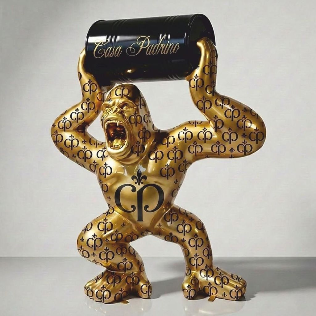 Casa Padrino XXL Deko Skulptur Gorilla mit Fass Gold / Schwarz H. 240 cm - Garten Figur - CPB