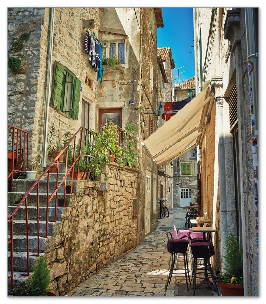 Wallario Herdabdeckplatte aus Glas, Größe 52 x 60 cm 1-teilig, Motiv Romantische Gasse in Kroatien mitten in der Stadt