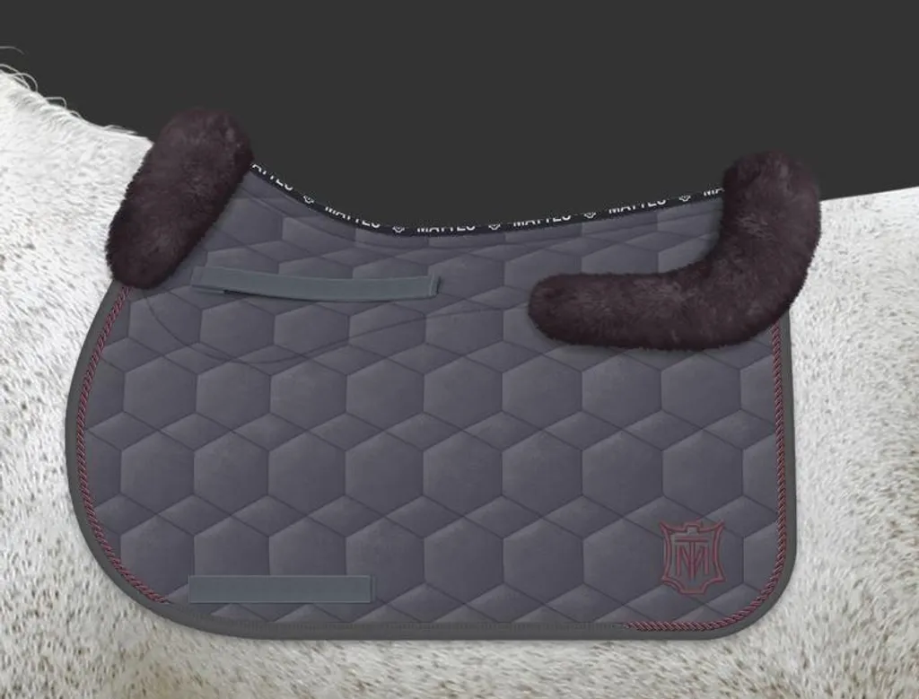 Tapis de selle Mattes VS velours et mouton prune : protégez le dos du cheval