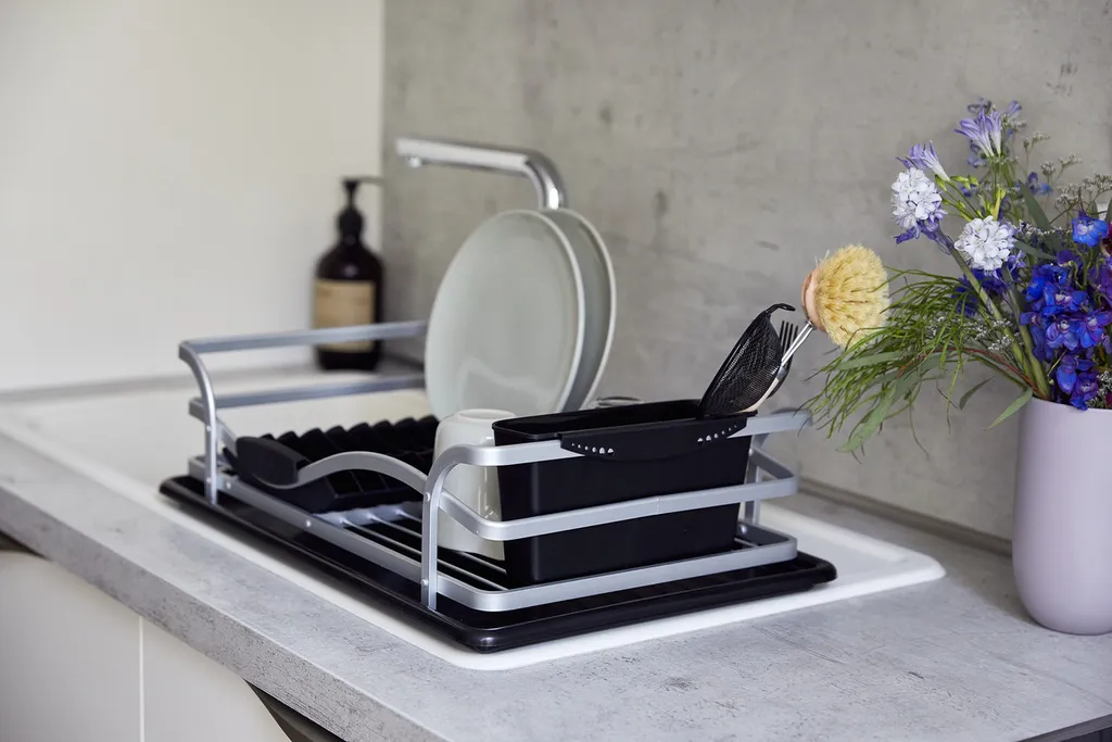 Egouttoir Wenko en aluminium inoxydable noir et argenté pour évier 45cm