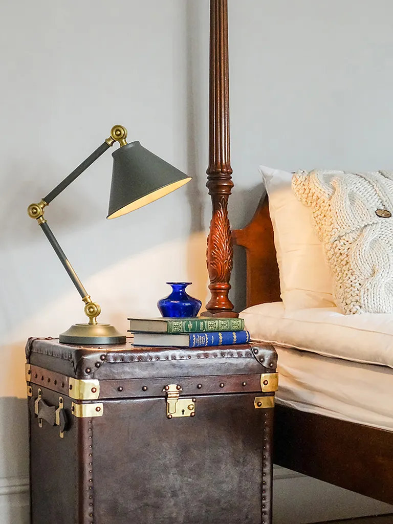 Lampe de bureau rétro Provence grise et laiton vieilli Elstead Lighting - 12