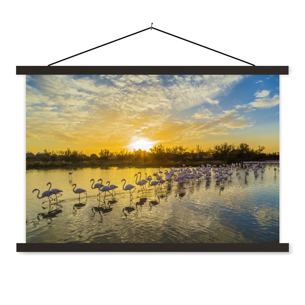 MuchoWow Textilposter Flamingos in der Camargue bei Sonnenuntergang 150x100 cm mit schwarzem Rahmen - Schlafzimmer