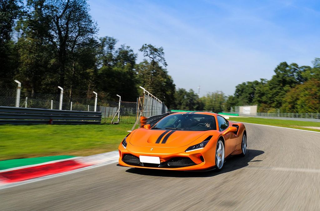 Jochen Schweizer Ferrari F8 Tributo selber fahren Stevelot (1 Rdn.); Erlebnis verschenken oder selbst erleben; Gutschein gültig für 1 Person Grup...