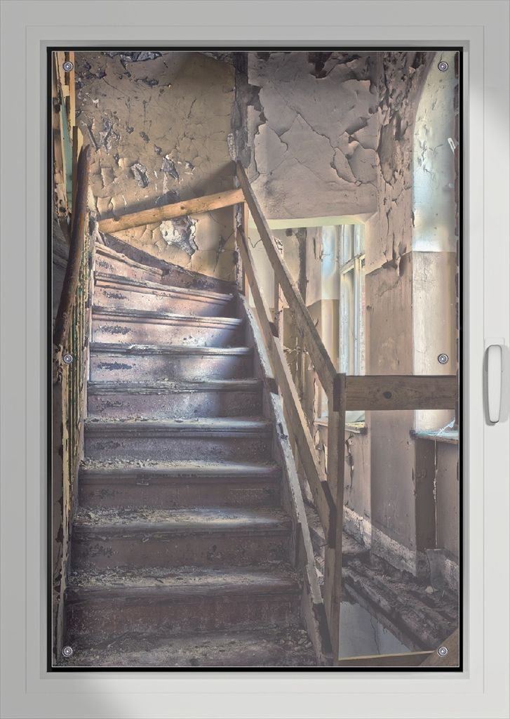 Wallario Lichtschutzbild, Dekorativer Sichtschutz Sonnenschutz 76 x 115 cm mit Motiv: Treppe in einem alten Haus - Verdunklung ohne Bohren