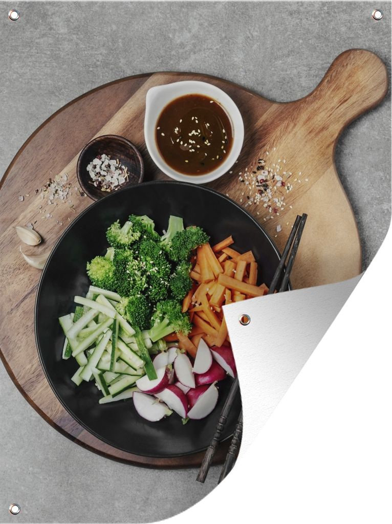 MuchoWow 30x40 cm Outdoor-Poster Gartendeko Sichtschutz Garten Poster für den Garten Eine Schüssel mit Gemüse, Kräutern und pikanter Soße a...