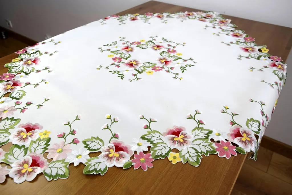 Petite nappe décorative 85x85 brodée pour table basse ou guéridon