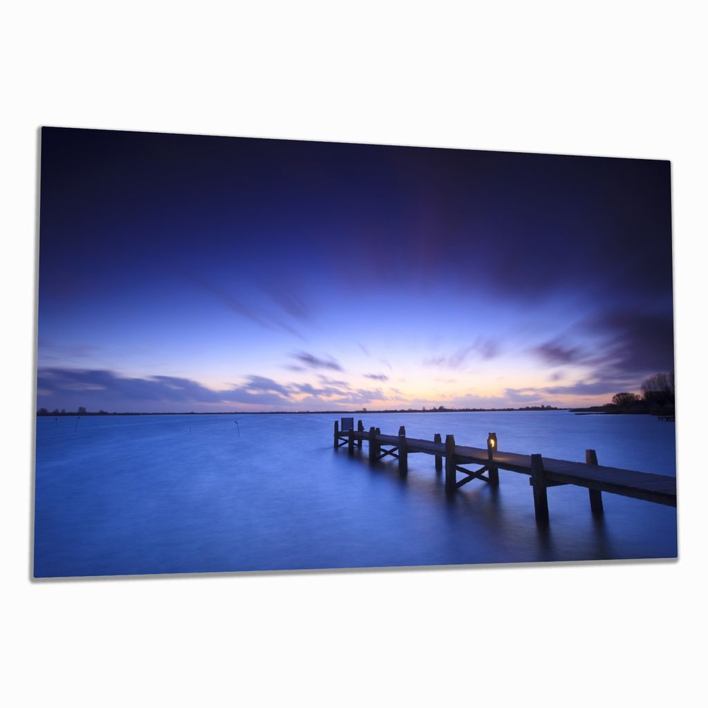 Wallario Herdabdeckplatte aus Glas, Größe 80 x 52 cm 1-teilig, Motiv Steg bei Abenddämmerung - Blauer Himmel bei Nacht
