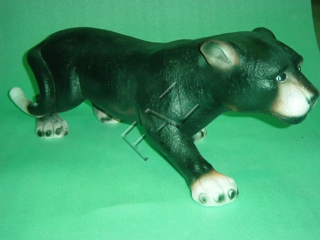 Statue de Puma Design - Sculpture Abstraite en Résine Noire pour Jardin