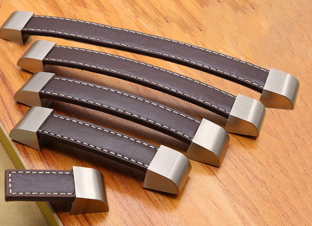 Set mit 4 Ledergriffe (128 mm, dunkelbraun, Metallendstück)
