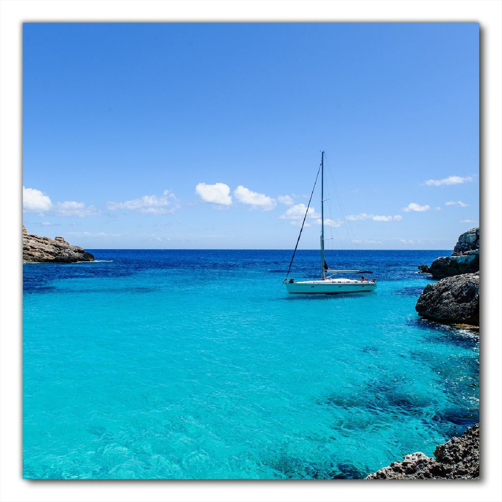 Wallario selbstklebende Möbelfolie/ Tischdecke für Innen und Außen, Größe: 60 x 60 cm - Segelboot in der Bucht