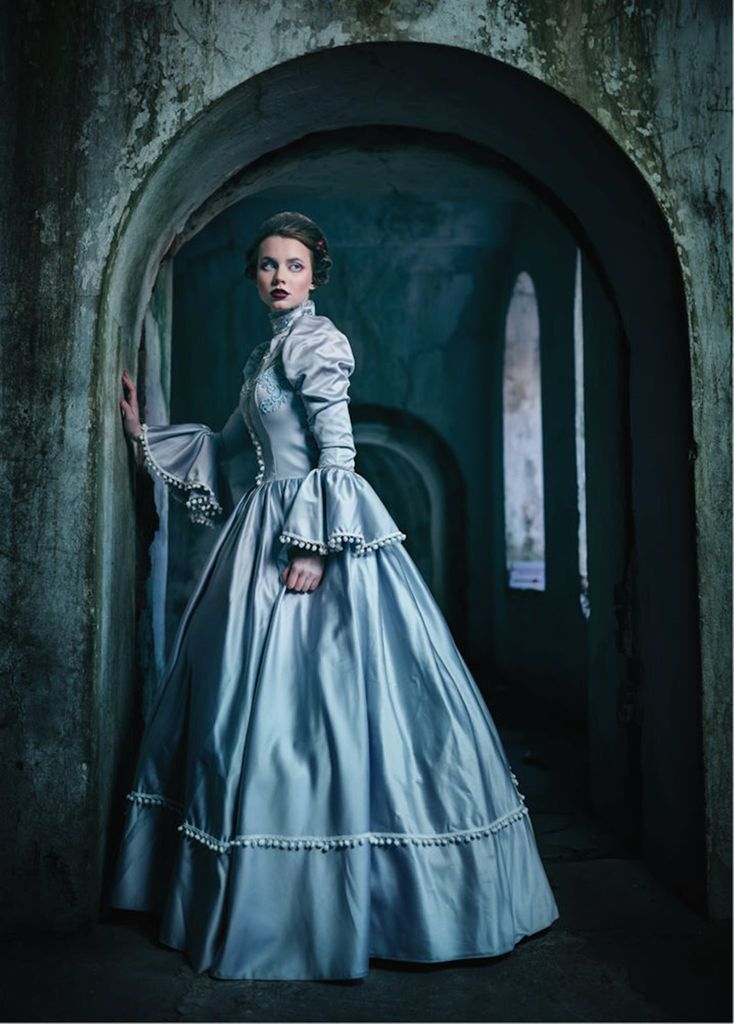 Postkarte "Mystic and Gothic: Frau im viktorianischen Kleid III"