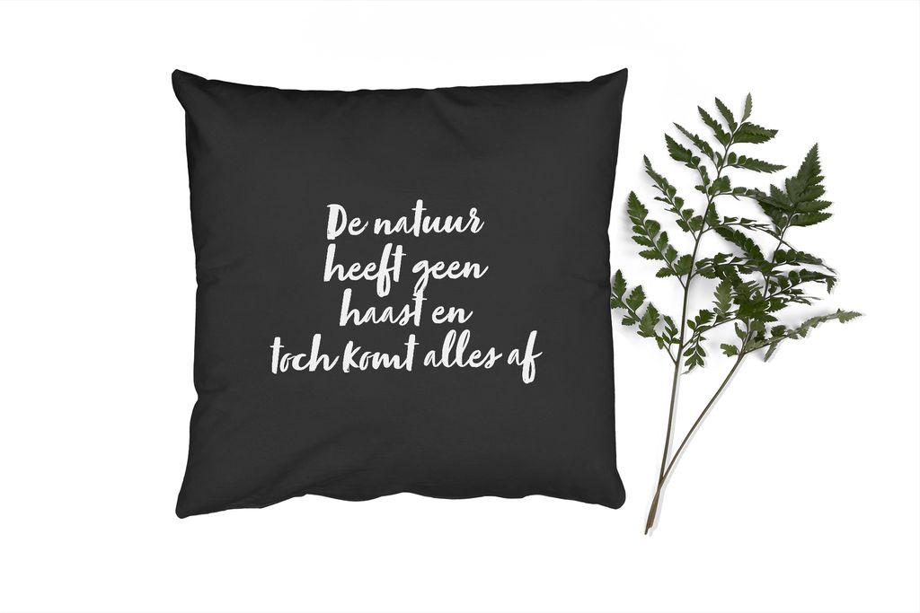 MuchoWow Zierkissen Sofakissen Wohnzimmer Dekokissen 45x45 cm Text - Die Natur hat es nicht eilig und doch wird alles erledigt - Zitate - Natur -...