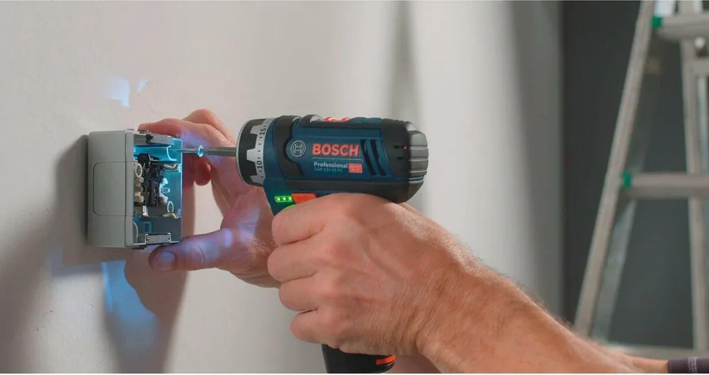 Visser dans les angles avec la perceuse Bosch GSR 12V-15 Flexiclic - 6