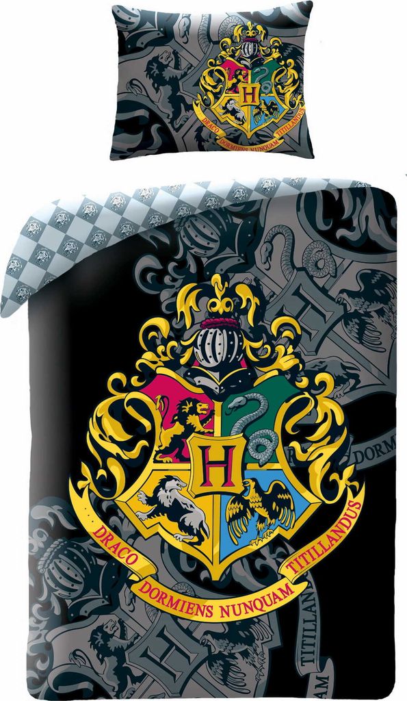 A Harry Potter themed duvet cover and pillowcase set.