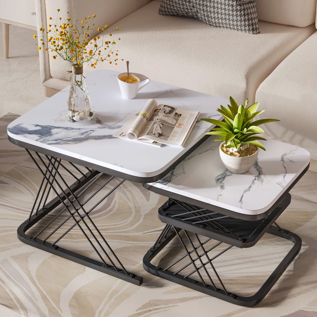 Quadratische, ineinander schiebbare Couchtische – weiße Tischplatte in Marmoroptik mit schwarzem Metallgestell – perfekt für ein modernes und...