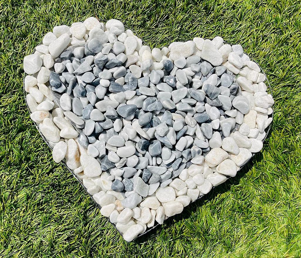 Herz Gitter Grabschmuck Grabgestaltung Gartendekoration mit Buntsteinen Glassteinen Natursteinen Füllart: Natursteine Farbe Steine: Carrara / Ice ...