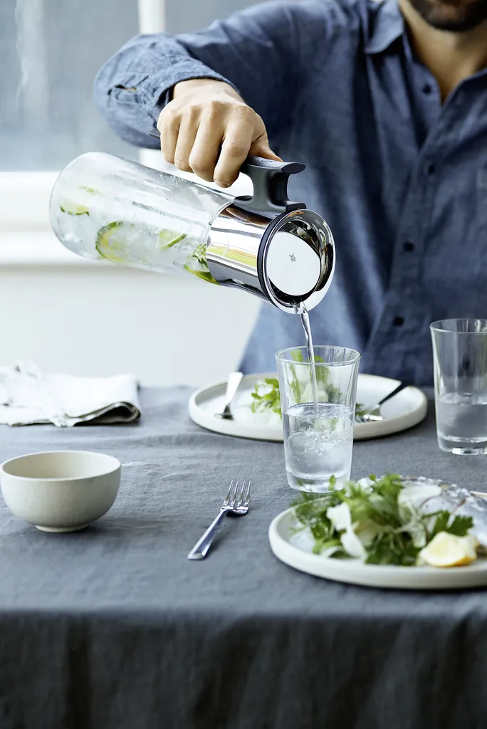 Carafe à eau WMF Basic avec poignée et bouchon verseur stop-goutte - 18