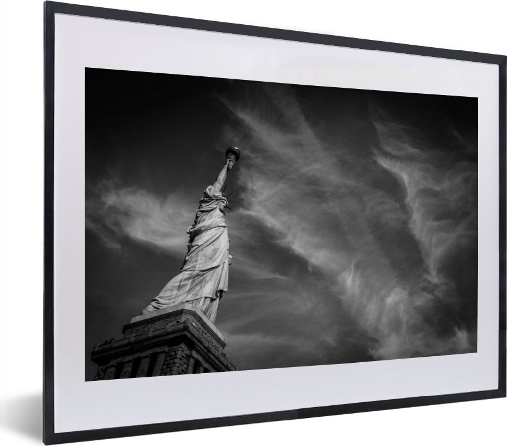 MuchoWow MuchoWow Gerahmtes Poster Freiheitsstatue in New York in schwarz-weiß 40x30 cm - Poster mit zchwarzem Bilderrahmen - Bilderrahmen - P...