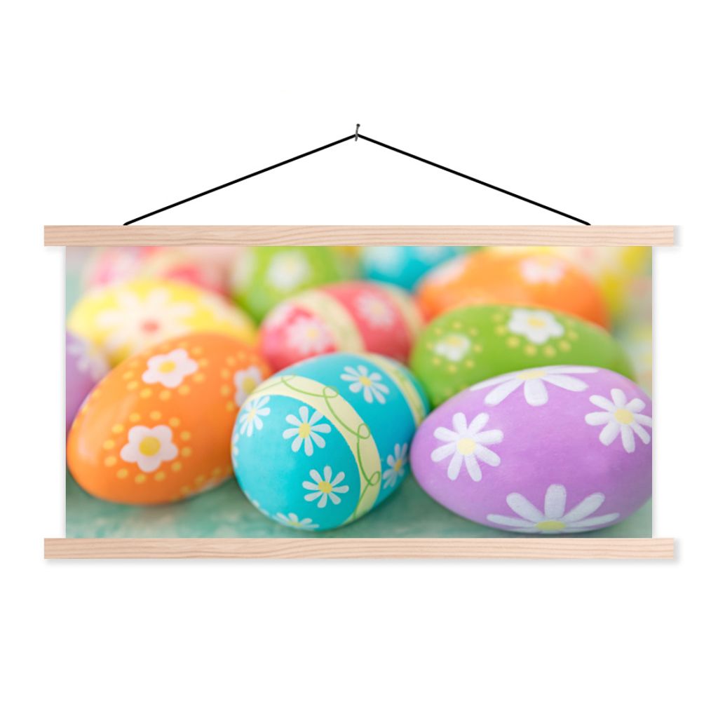 MuchoWow Textilposter Bunte Ostereier auf einem Ostertisch 60x30 cm mit holzfarbenen Rahmen - Dekoration