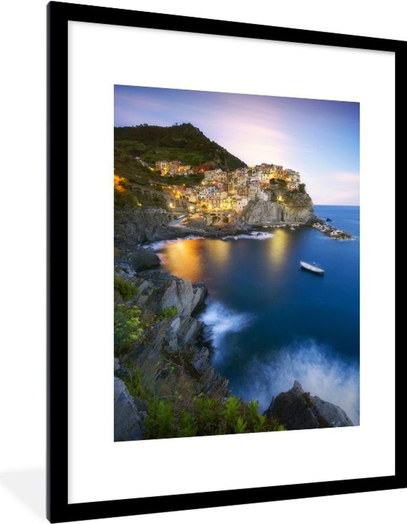 MuchoWow Gerahmtes Poster Cinque Terre am Abend und beleuchtet von den gelben Lichtern 60x80 cm - Poster mit Schwarzem Bilderrahmen Wandposter Ra...