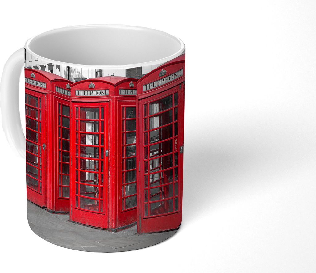 MuchoWow Tasse Kaffeetasse Kaffeebecher 350 ml Schwarz-Weiß-Foto von vier roten Telefonkabinen Teetasse - Fototasse - Becher - Keramikbecher - T...