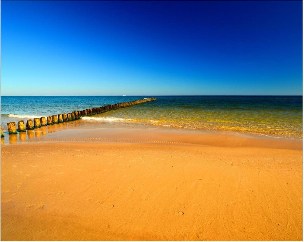 Wallario Poster - Sandstrand in orange - Blaues Meer - Blauer Himmel, Kunstdruck Größe: 40 x 50 cm