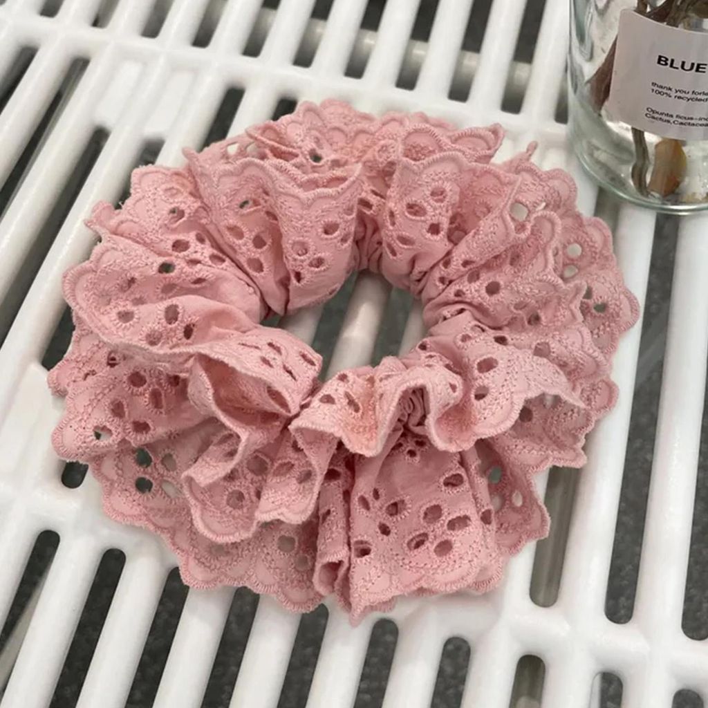 Vintage-Stoff-Haargummi aus besticktem Stoff in zartem Rosa