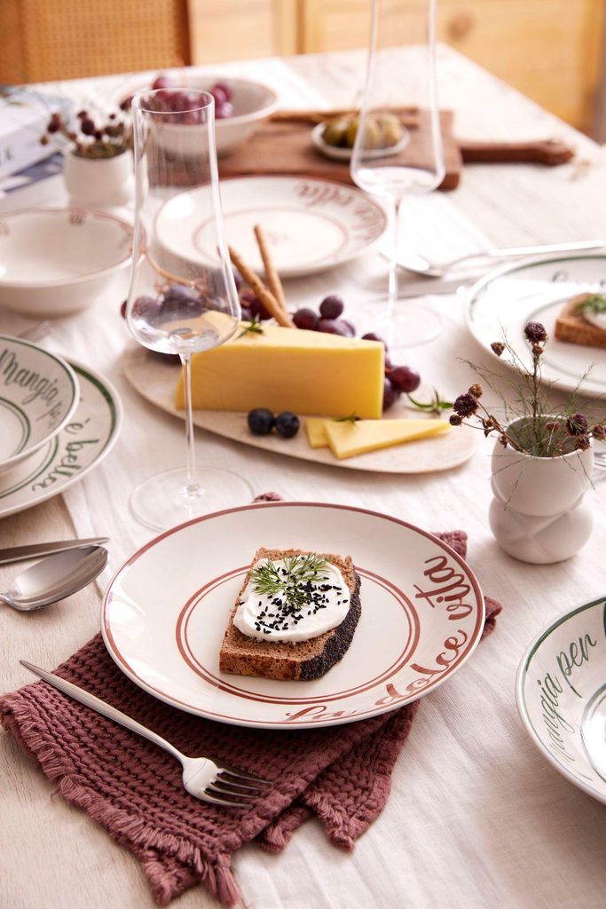 Hermia Concept, Hochwertiges 24-teiliges Dinner-Set aus 100% Porzellan, rot und grün | 6 Servierplatten (26 cm), 6 Teller (22 cm), 6 Schalen (15 c...