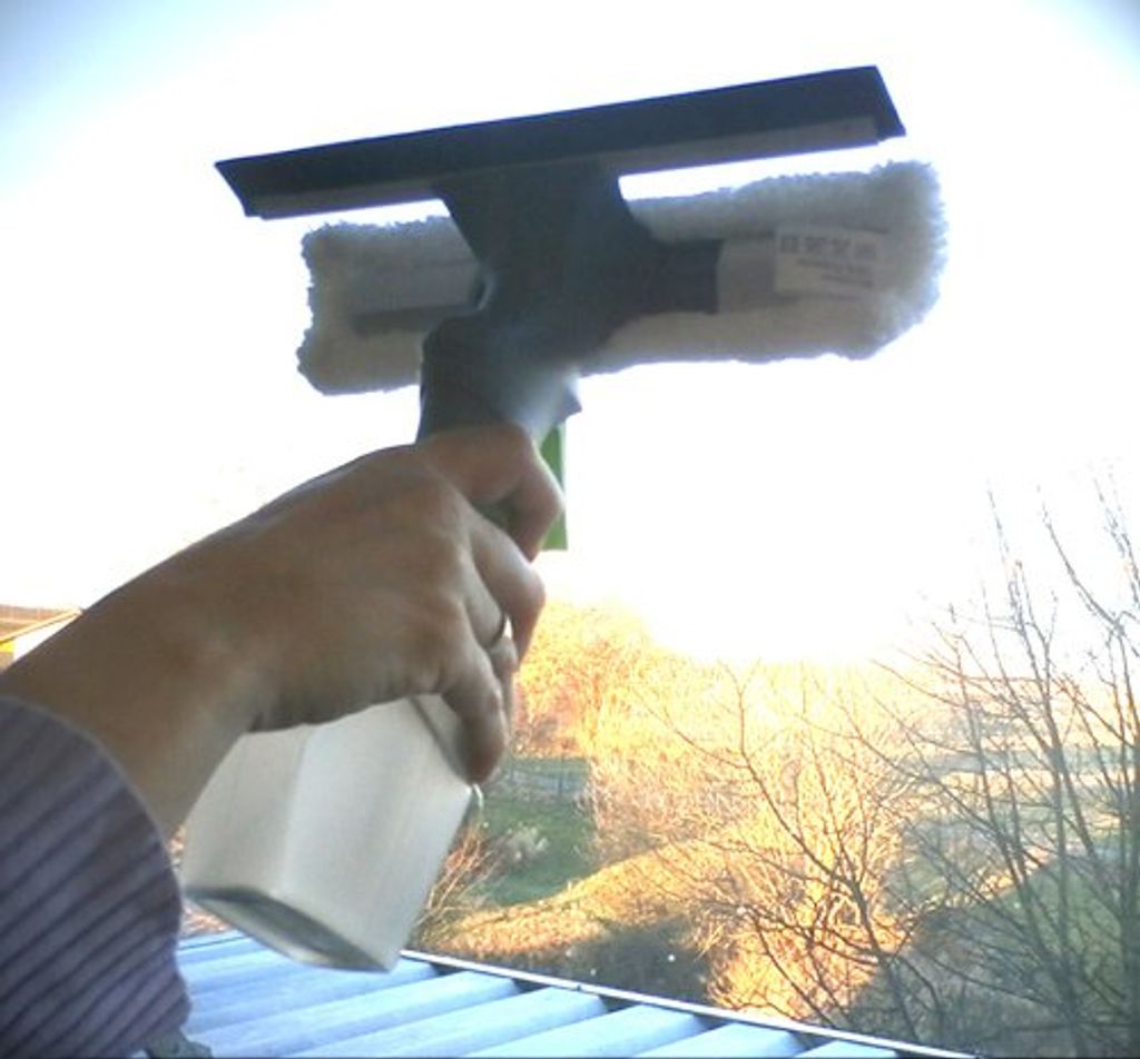Frühjahrsputz Fensterwischer mit Sprüher glänzende Fenster ohne Mühe, integrierte Sprühflasche mit einem 200ml Behälter, Anti-Streifen-Überz...