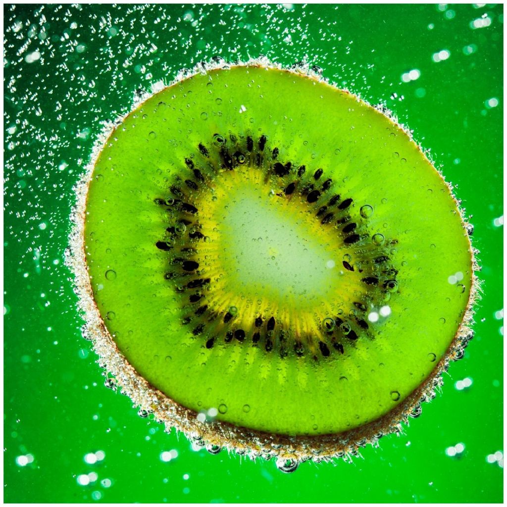 Wallario Memoboard Magnettafel aus Glas, Größe 50 x 50 cm, Motiv Grüne Kiwi-Scheibe im Wasser