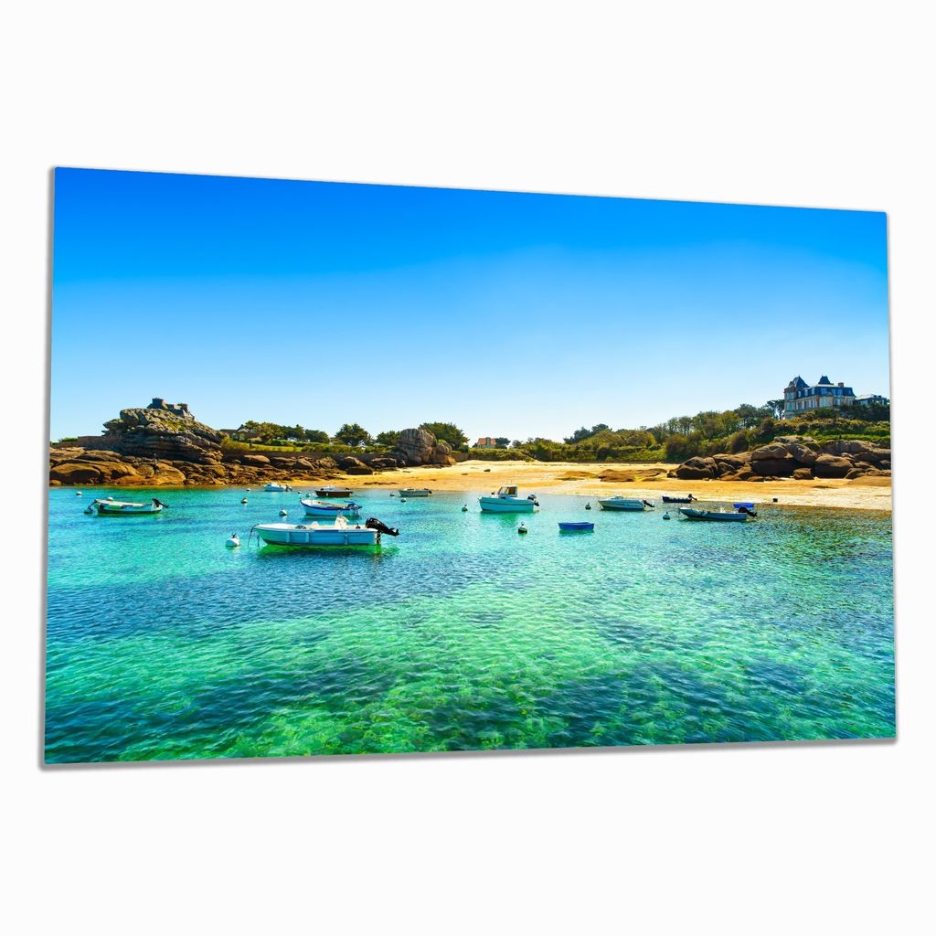 Wallario Herdabdeckplatte aus Glas, Größe 80 x 52 cm 1-teilig, Motiv Französische Bucht mit klarem Wasser und Booten