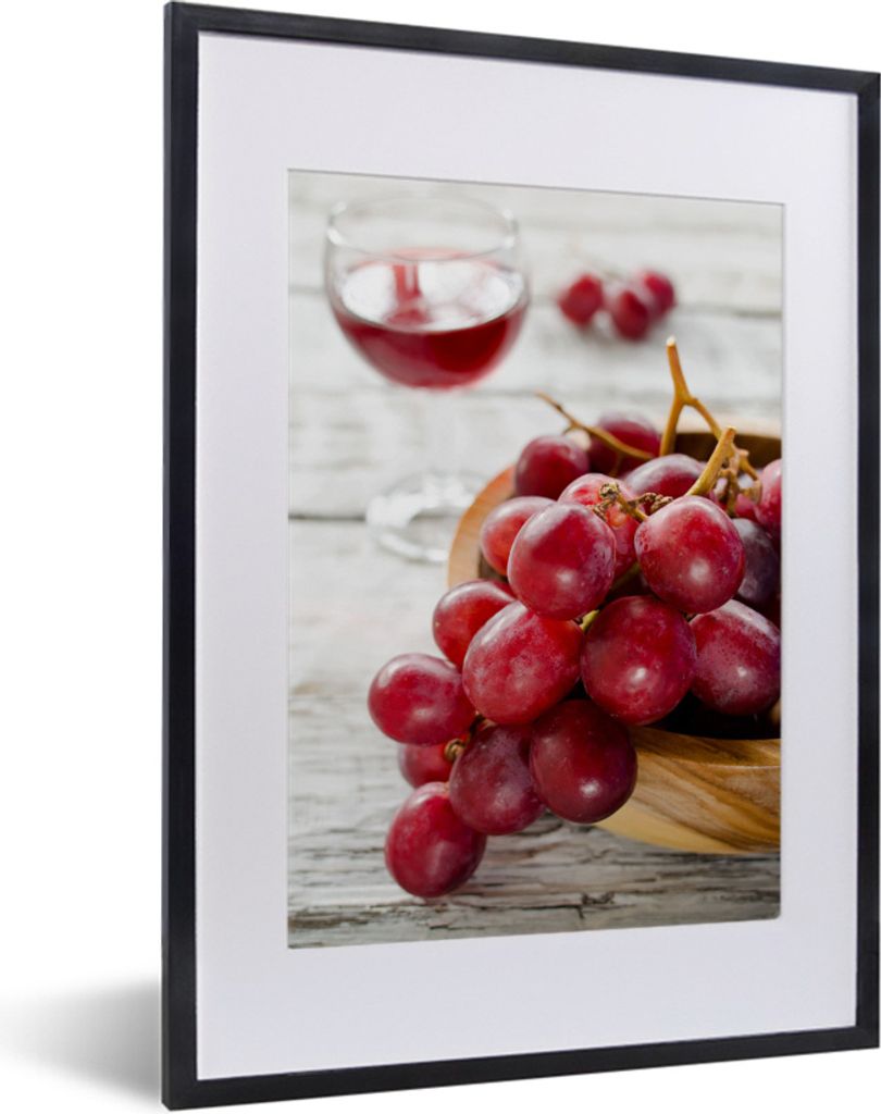 MuchoWow MuchoWow Gerahmtes Poster Rote Weintrauben in einer Schale neben einem Glas Rotwein 30x40 cm - Poster mit zchwarzem Bilderrahmen - Wan...