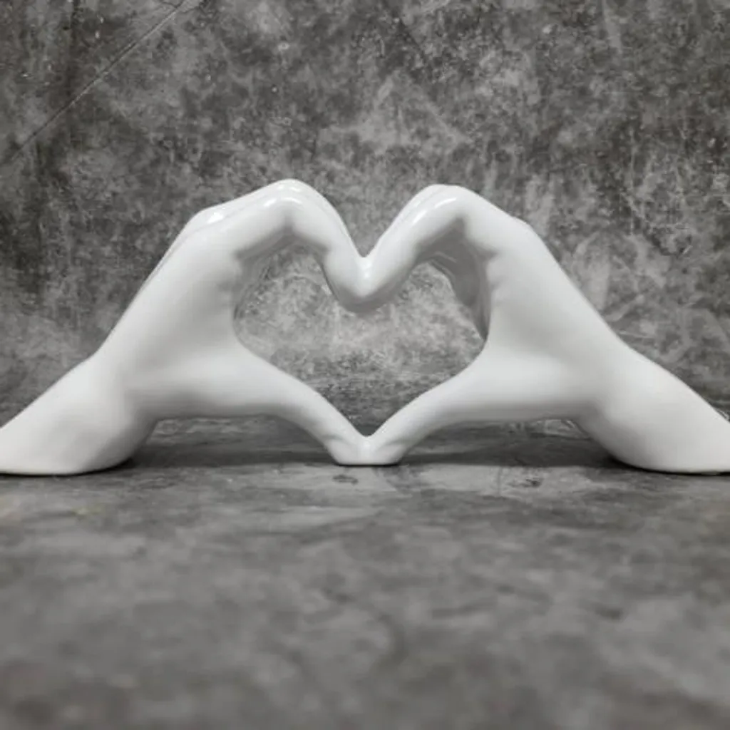 Statue Mains Coeur Design Blanc - Objet Déco de Table pour le Salon